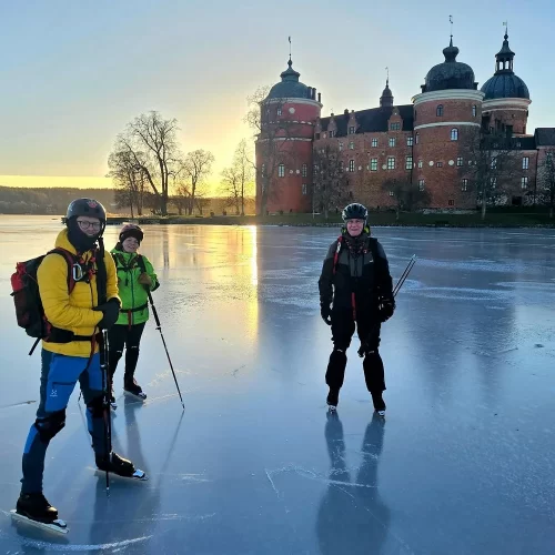 Patinadores em lago congelado de Estocolmo, na Suécia – Fonte: Viator (2025)
