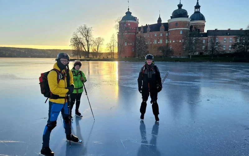 Patinadores em lago congelado de Estocolmo, na Suécia – Fonte: Viator (2025)