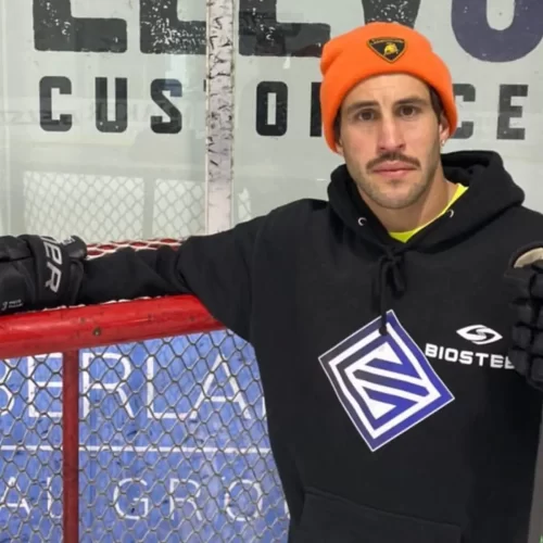 Peter Lenes, conhecido como Swaggy P – Fonte: Hockey Shot (2024)Peter Lenes, conhecido como Swaggy P – Fonte: Hockey Shot (2024)