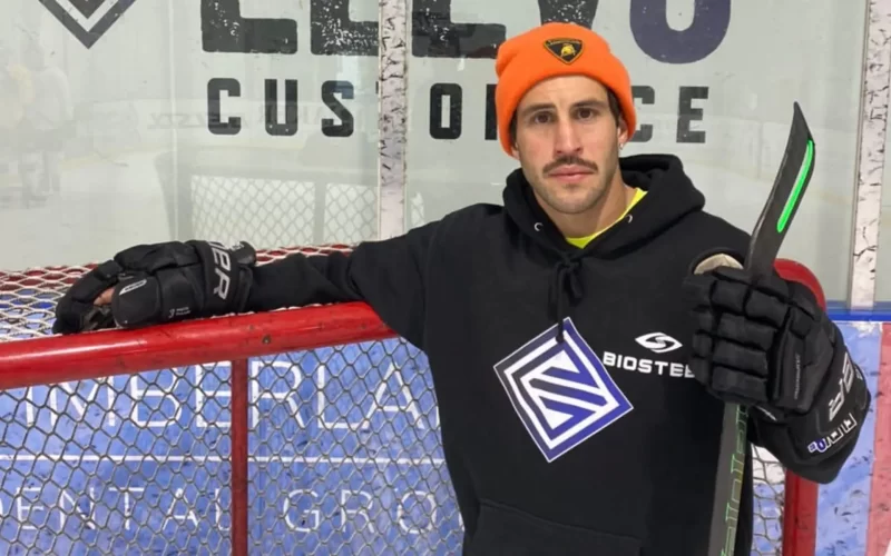 Peter Lenes, conhecido como Swaggy P – Fonte: Hockey Shot (2024)Peter Lenes, conhecido como Swaggy P – Fonte: Hockey Shot (2024)