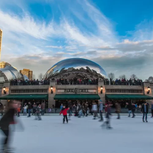 Pista de patinação no gelo em Chicago (EUA) McCormick Tribune Ice Rink. Por: Sara Freund / Shutterstock – Fonte: Chicago Curbed (2025)