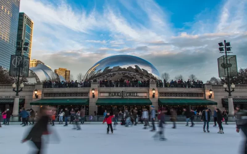 Pista de patinação no gelo em Chicago (EUA) McCormick Tribune Ice Rink. Por: Sara Freund / Shutterstock – Fonte: Chicago Curbed (2025)