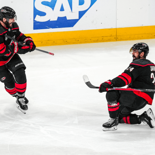 Seth Jarvis (à direita) comemora o gol que deu a vitória à equipe do Carolina Hurricane, no jogo 2 da final da Stanley Cup 2026, entre as equipes do Carolina Hurricanes e Vegas Golden Knights – Por: Walt Ruff – Foto: Cato Cataldo / Carolina Hurricanes – Fonte: NHL (2026)