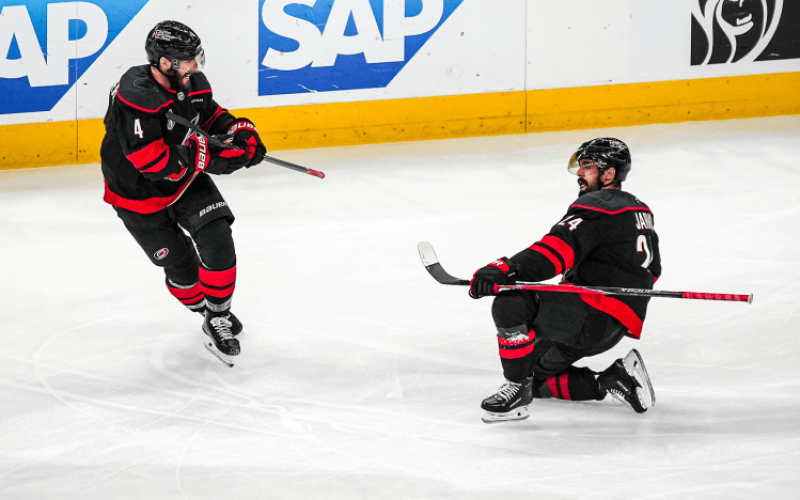 Seth Jarvis (à direita) comemora o gol que deu a vitória à equipe do Carolina Hurricane, no jogo 2 da final da Stanley Cup 2026, entre as equipes do Carolina Hurricanes e Vegas Golden Knights – Por: Walt Ruff – Foto: Cato Cataldo / Carolina Hurricanes – Fonte: NHL (2026)