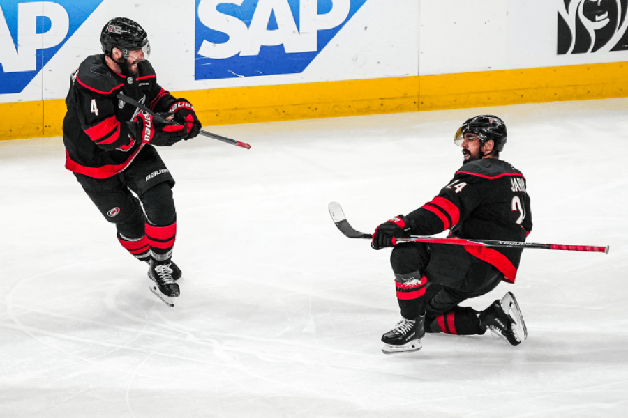 Seth Jarvis (à direita) comemora o gol que deu a vitória à equipe do Carolina Hurricane, no jogo 2 da final da Stanley Cup 2026, entre as equipes do Carolina Hurricanes e Vegas Golden Knights – Por: Walt Ruff – Foto: Cato Cataldo / Carolina Hurricanes – Fonte: NHL (2026)