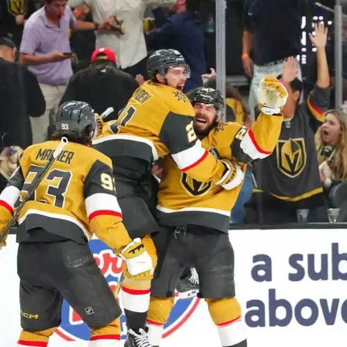 Theodore marca o gol da vitória na segunda prorrogação no jogo 3 da final da Stanley Cup 2026, entre as equipes de Vegas Golden Knights e Carolina Hurricanes - CAR@VGK, SCF – Fonte: NHL (2026)