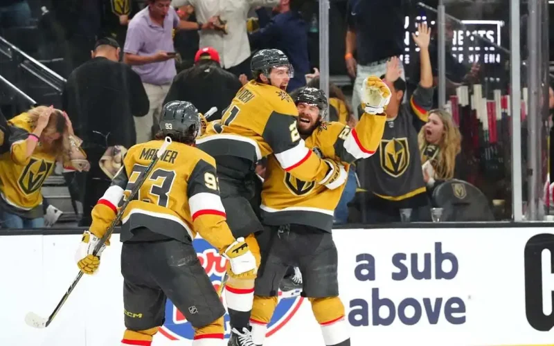 Theodore marca o gol da vitória na segunda prorrogação no jogo 3 da final da Stanley Cup 2026, entre as equipes de Vegas Golden Knights e Carolina Hurricanes - CAR@VGK, SCF – Fonte: NHL (2026)