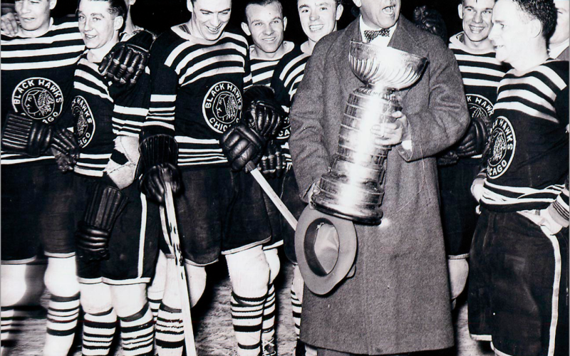 A NHL (National Hockey League) foi criada em 26 de novembro de 1917, em Montreal, Canadá, com 4 times: Montreal Canadiens, Montreal Wanderers, Ottawa Senators e Toronto Arenas, que mais tarde se chamaria Toronto Mapple Leafs. No início da liga, não existia uma preocupação com a utilização das Jerseys (uniformes de hockey no gelo).