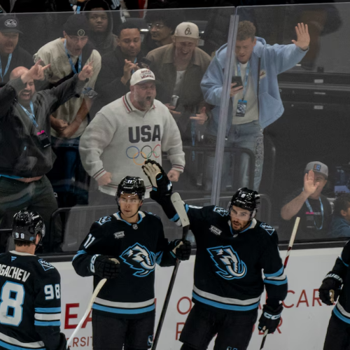 Torcedores e jogadores do Utah Mammoth celebram um gol marcado por Dylan Guenther (11), em 25/02/2026 – Por: Rick Egan-The Salt Lake/Tribune - Caleb Turner (2026).