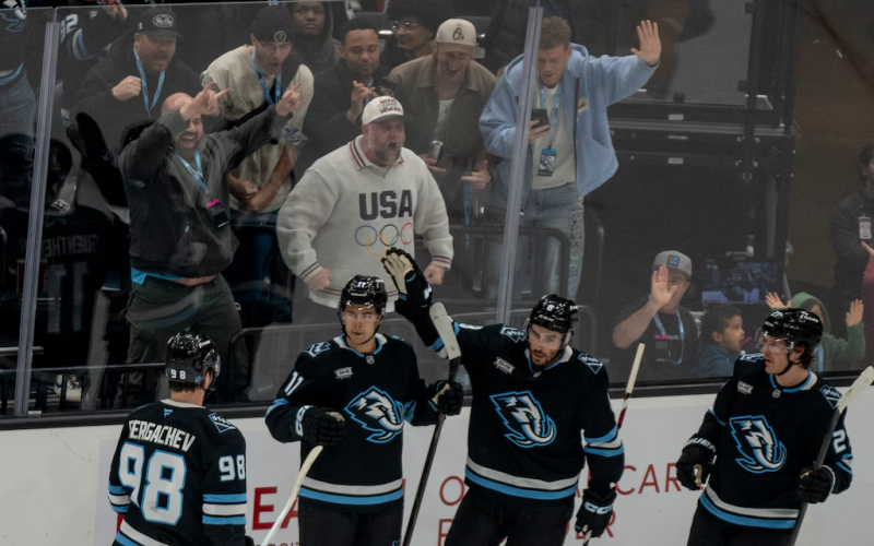 Torcedores e jogadores do Utah Mammoth celebram um gol marcado por Dylan Guenther (11), em 25/02/2026 – Por: Rick Egan-The Salt Lake/Tribune - Caleb Turner (2026).