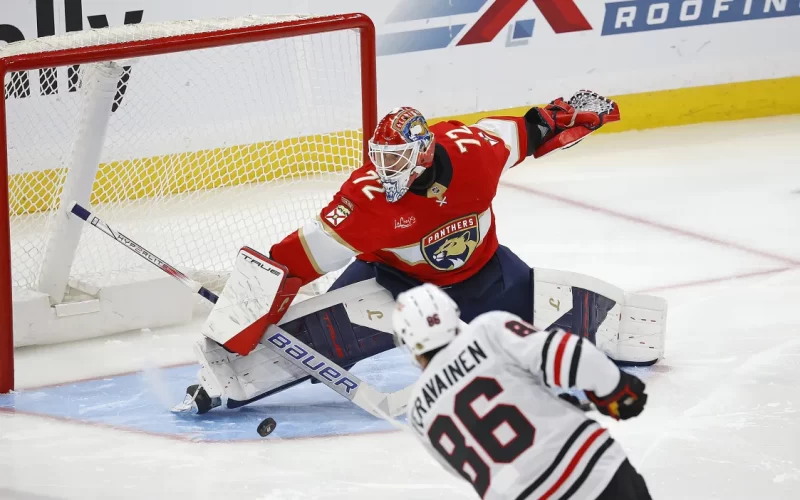 O goleiro dos Panthers, Sergei Bobrovsky, tenta defender o chute de Teuvo Teravainen, da equipe do Chicago Blackhawks, no jogo de ontem (07/10/2025), em Sunrise, Flórida – Fonte: NHL (2025)