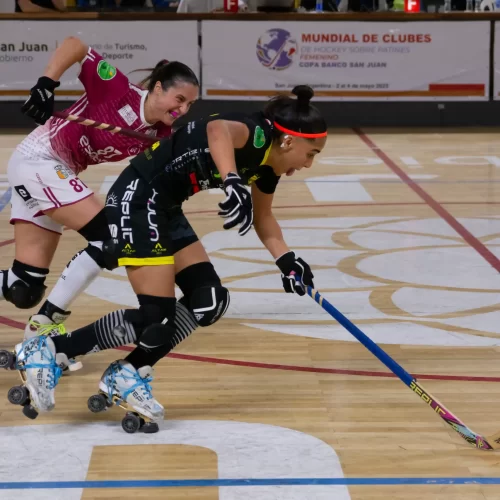 ogadoras disputam a bola na final do Campeonato Mundial de Clubes Feminino de Hóquei sobre Patins, em San Juan (2025) – Fonte World Skate (2025).