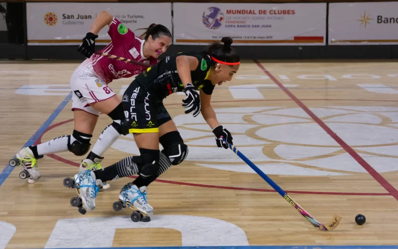 ogadoras disputam a bola na final do Campeonato Mundial de Clubes Feminino de Hóquei sobre Patins, em San Juan (2025) – Fonte World Skate (2025).