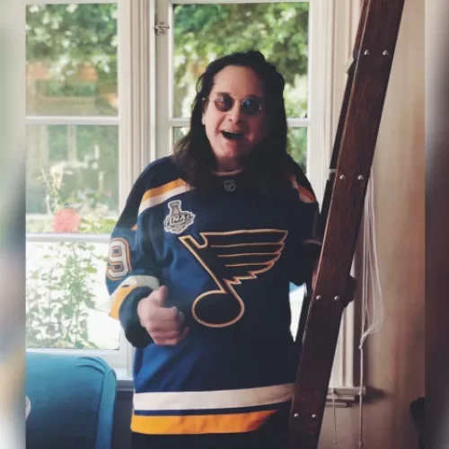 Ozzy Osbourne, vestindo a Jersey do St. Louis em 2019 – Por: Christopher Detwiler – Fonte: NHL (2025).