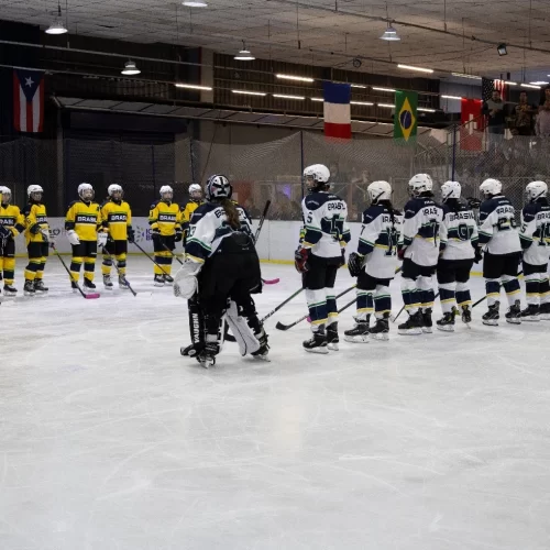 Times feminino de Hockey no gelo do Brasil 1 e Brasil 2, Perfilados para jogo do torneio internacional, na Arena Ice brasil - Foto: Pedro Stanischesk – Ice Hockey Br (2024)