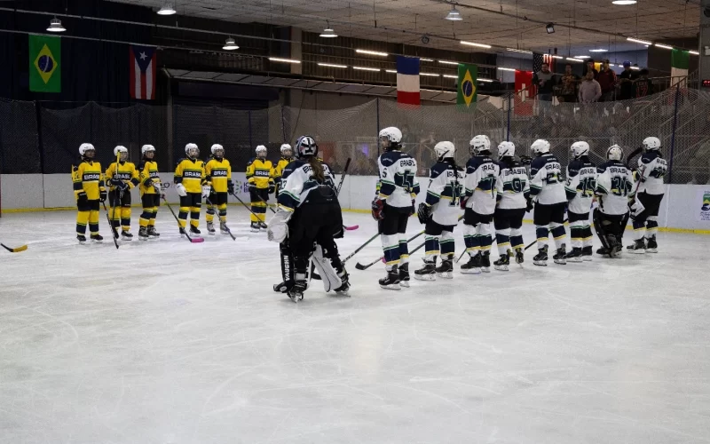 Times feminino de Hockey no gelo do Brasil 1 e Brasil 2, Perfilados para jogo do torneio internacional, na Arena Ice brasil - Foto: Pedro Stanischesk – Ice Hockey Br (2024)