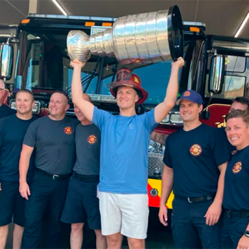 MATTHEW TKACHUK LEVA A STANLEY CUP PARA ST. LOUIS