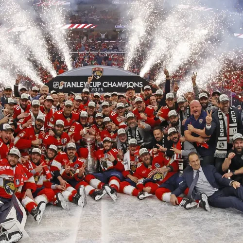 A equipe do Flórida Panthers comemora a conquista da Stanley Cup de 2025, diante do Edmonton Oilers, no jogo 6, no dia 17/06/2025 – Fonte NHL – media d3 nhle (2025)