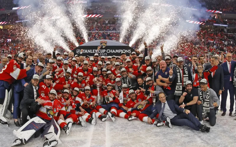 A equipe do Flórida Panthers comemora a conquista da Stanley Cup de 2025, diante do Edmonton Oilers, no jogo 6, no dia 17/06/2025 – Fonte NHL – media d3 nhle (2025)