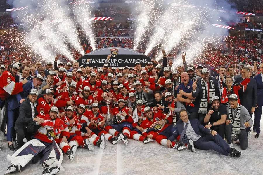 A equipe do Flórida Panthers comemora a conquista da Stanley Cup de 2025, diante do Edmonton Oilers, no jogo 6, no dia 17/06/2025 – Fonte NHL – media d3 nhle (2025)