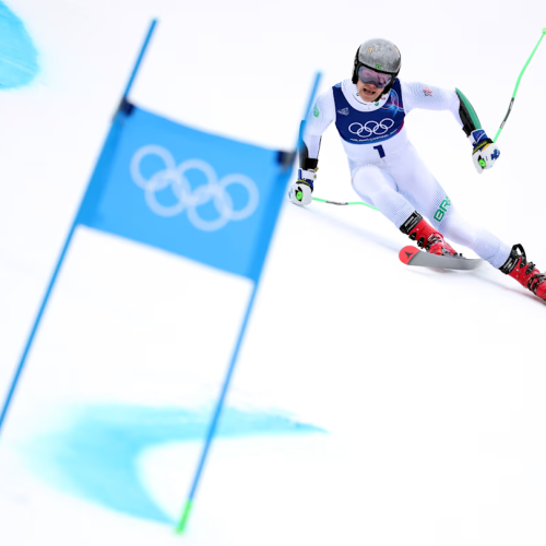 Lucas Pinheiro Braathen do “Time Brasil” compete durante a disputa da medalha de ouro no Slalom Gigante, no oitavo dia das Olimpíadas de Inverno Milano Cortina 2026 em 14/02/2026 em Bormio, Itália. Foto: 2026 Getty Images – Fonte: Olympics (2026).