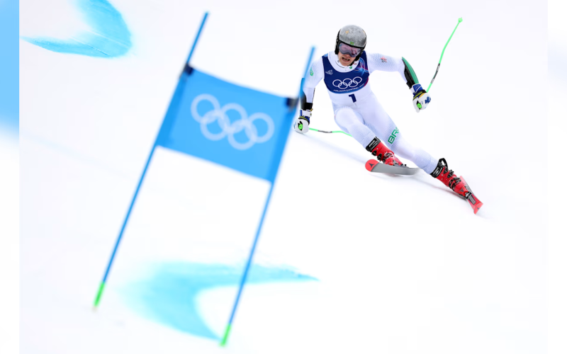Lucas Pinheiro Braathen do “Time Brasil” compete durante a disputa da medalha de ouro no Slalom Gigante, no oitavo dia das Olimpíadas de Inverno Milano Cortina 2026 em 14/02/2026 em Bormio, Itália. Foto: 2026 Getty Images – Fonte: Olympics (2026).