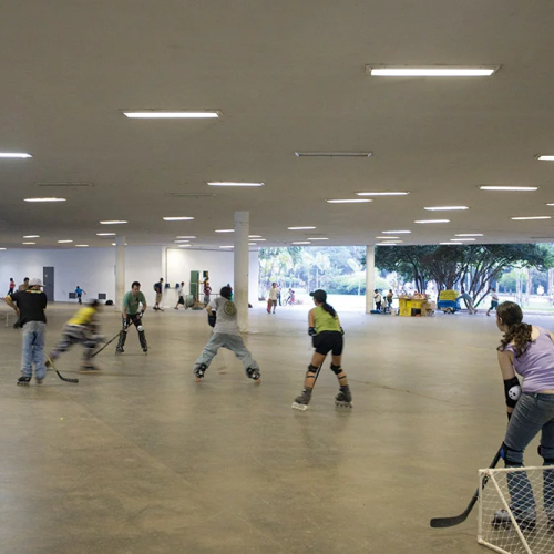 Grupo de patinadores jogando Hockey Inline, sob a marquise, Fonte: Cidade e Cultura SP (2025)