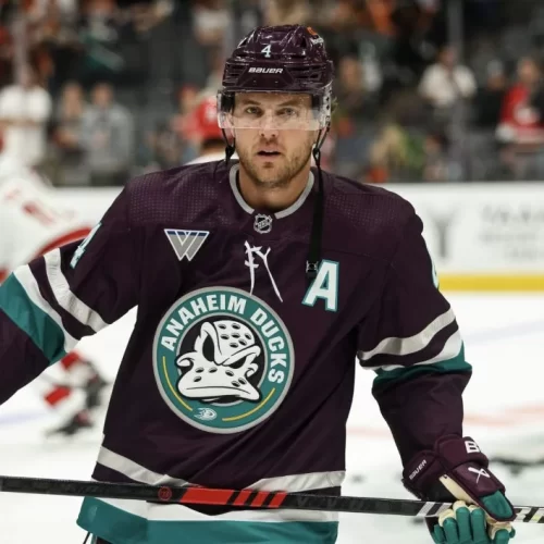 Jogador do Anaheim Ducks com o 3º Uniforme dos Ducks utilizado para as comemorações dos 30 anos da franquia - Fonte: Twitter (2023)