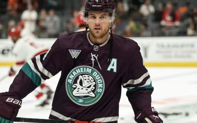 Jogador do Anaheim Ducks com o 3º Uniforme dos Ducks utilizado para as comemorações dos 30 anos da franquia - Fonte: Twitter (2023)
