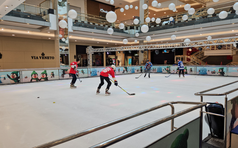 Pista de Gelo do Shopping Anália Franco – Foto: Victor Valêncio - Fonte: Ice Hockey Br