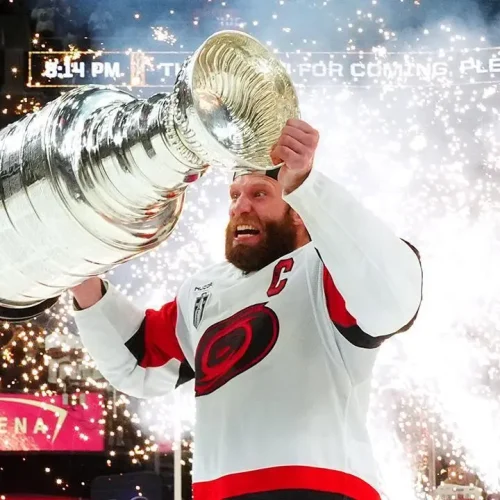 Jordan Staal, capitão do Carolina Hurricanes, levanta a Stanley Cup após a vitória sobre o Vegas Golden Knights no Jogo 6 da final da Stanley Cup 2026 – CAR@VGK, SCF, Gm 6: Hurricanes celebrate as Stanley Cup champions – Fonte: NHL (2026).